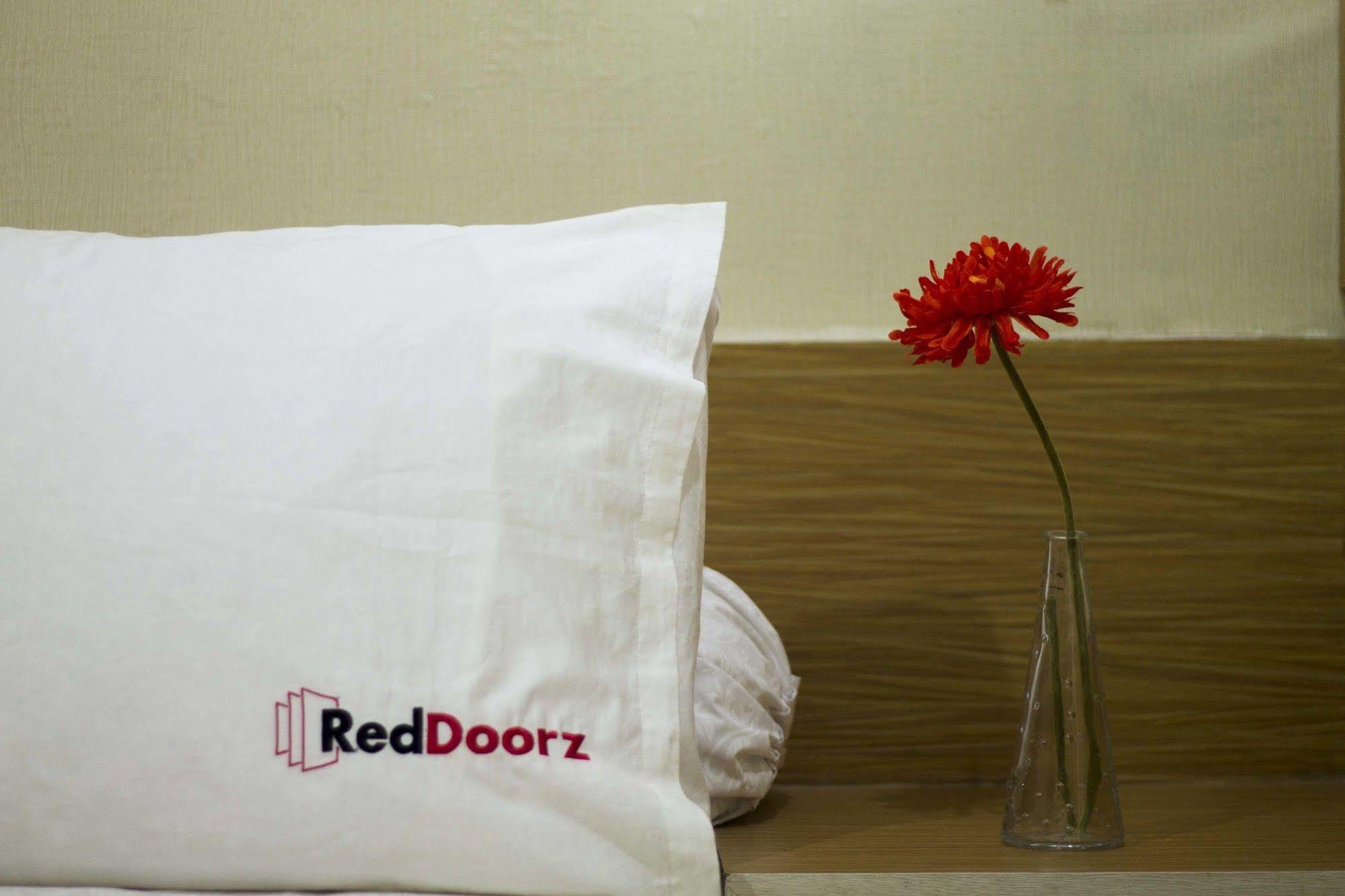 Reddoorz @ Pulomas Hotell Jakarta Eksteriør bilde